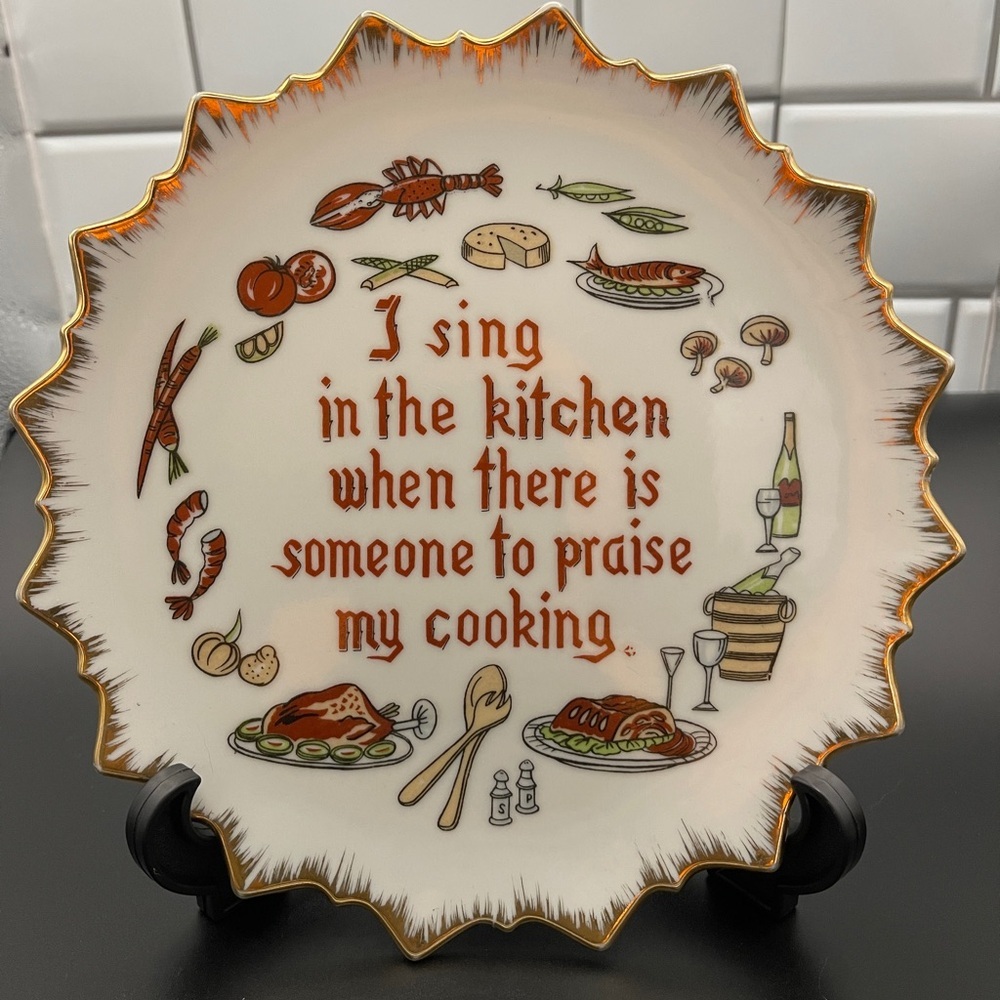 Hanging Plate “I Sing In The Kitchen When There Is Someone To Praise My Cooking” - Picture 1 of 3